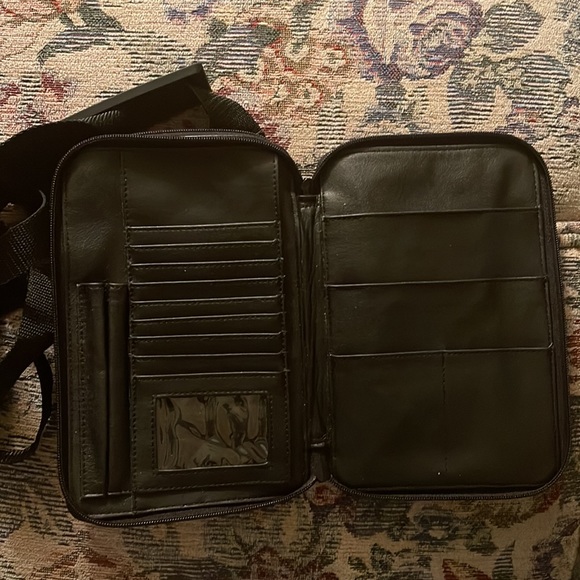 The Sharper Image multi compartment black bag. - Picture 5 of 6